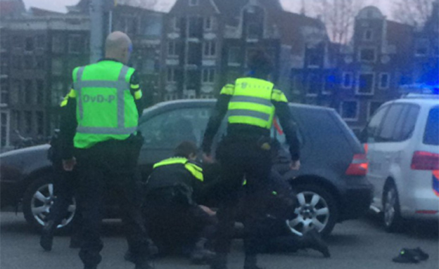 מעצר החשוד באמסטרדם (צילום: טוויטר)
