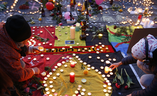 מדליקים נרות לזכר ההרוגים בפיגוע בבריסל (צילום: רויטרס)