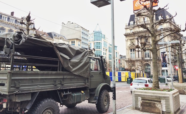 ג'יפ צבאי באמצע הכיכר המרכזית של בריסל (צילום: ניר סלונים, mako חופש)