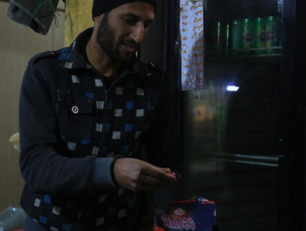 דאעש מחלק ממתקים לאחר הפיגוע בבריסל (צילום: טוויטר)