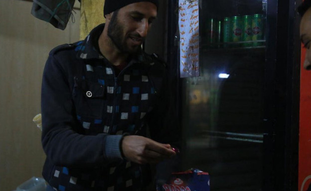 דאעש מחלק ממתקים לאחר הפיגוע בבריסל (צילום: טוויטר)