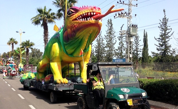 דמויות ענק ברחובות העיר (צילום: לירון דורון לוי)