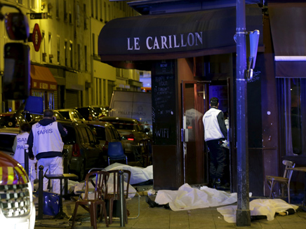 אחת מזירות הטבח בפריז בחודש נובמבר (צילום: רויטרס)