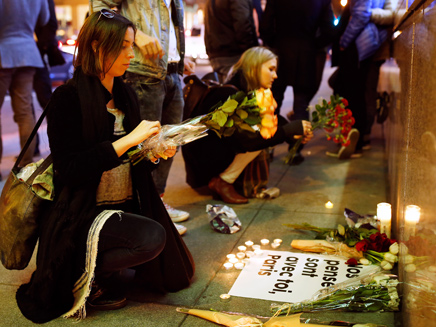 אזרחי פריז מנסים להתאושש לאחר הפיגוע (צילום: רויטרס)