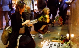 אזרחי פריז מנסים להתאושש לאחר הפיגוע (צילום: רויטרס)
