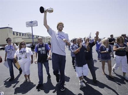 יקיר העיר דאלאס. עם הגביע אחרי האליפות (getty) (צילום: ספורט 5)