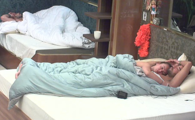 ברק קסניה ועמרי מתקשים להתעורר (צילום: מתוך האח הגדול 7, שידורי קשת)
