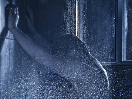 גבר מתקלח (צילום: Sean McGrath)