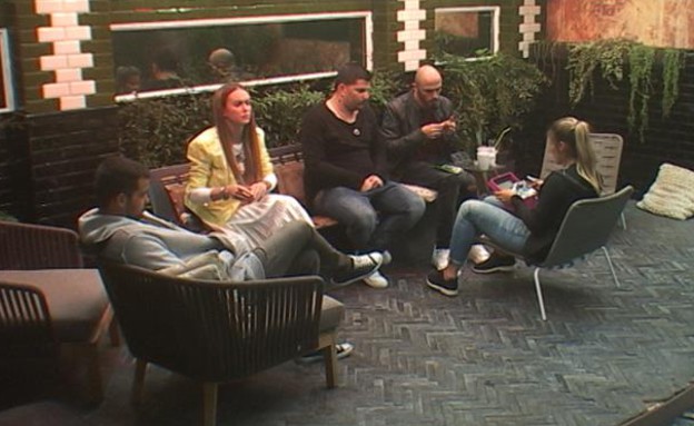 הדיירים יושבים בחצר (צילום: מתוך האח הגדול 7, שידורי קשת)