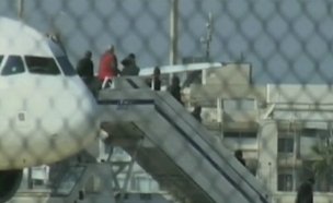 הנוסעים יורדים מהמטוס (צילום: חדשות 2)