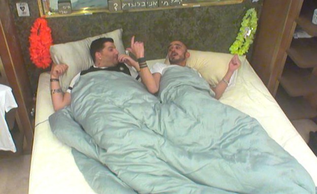 ברק ודודו משוחחים במיטה (צילום: מתוך האח הגדול עונה 7, שידורי קשת)