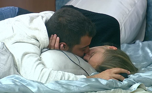 עמרי וקסניה מתנשקים  (צילום: מתוך האח הגדול עונה 7, שידורי קשת)