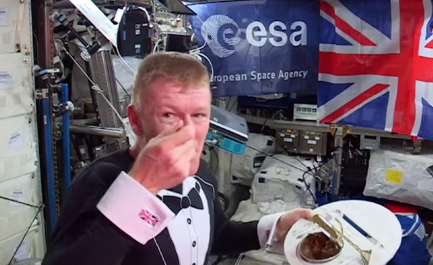 אוכל טוב בחלל (צילום: channel 4, Youtube)