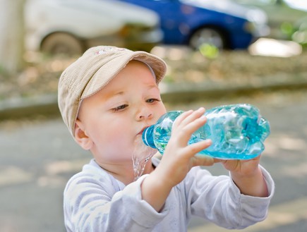 תינוק שותה מים מבקבוק (צילום: Shutterstock)