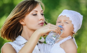 תינוק שותה מים מבקבוק (צילום: Shutterstock)