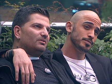 ברק ודודו בחצר