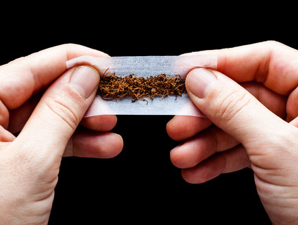 מגלגלת סיגריה (צילום: mrkornflakes, Shutterstock)