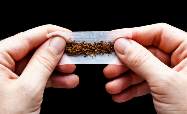מגלגלת סיגריה (צילום: mrkornflakes, Shutterstock)