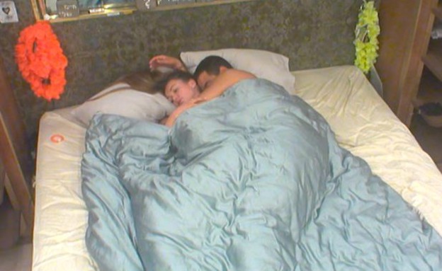 עמרי וקסניה בחדר השינה (צילום: מתוך האח הגדול 7, שידורי קשת)