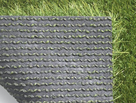 דשא סינטטי באריגת זיג זג מתוצרת מקומית (צילום: יחצ כרמל פלור דיזיין)