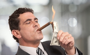 אדם מדליק סיגר עם שטר בוער (אילוסטרציה: Shutterstock)