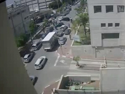 זירת הפיגוע בראש העין (צילום: מישל וקנין)