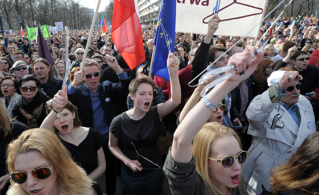 מחאה בפולין (צילום: ap)