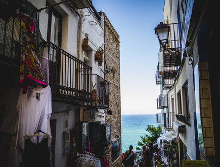 רחוב עם נוף לים, ולנסיה, ספרד (צילום: Fernando Cortes, Shutterstock)