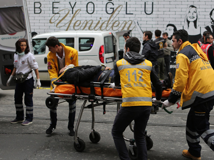 פינוי פצועים זירת פיגוע הטרור באיסטנבול (צילום: רויטרס)