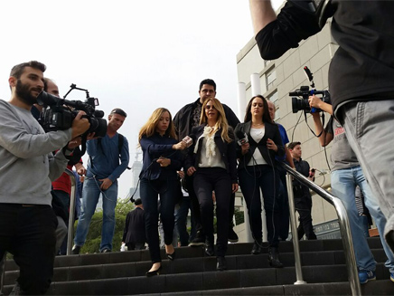 ענבל אור יוצאת מבית המשפט (צילום: עזרי עמרם, חדשות 2)