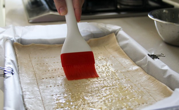 טארט תפוחים מהיר - מברישים את הבצק