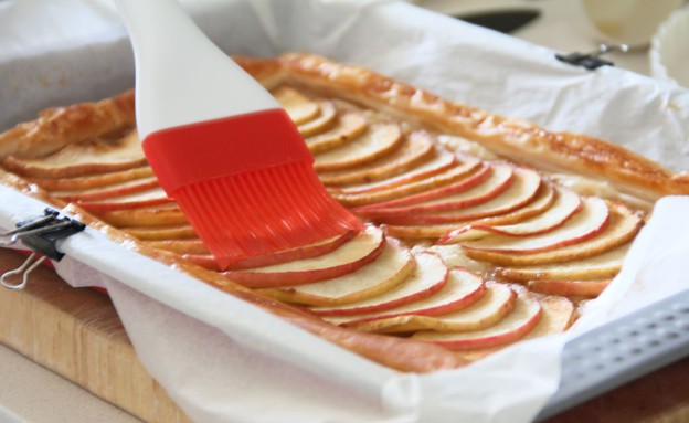 טארט תפוחים מהיר - מברישים את התפוחים