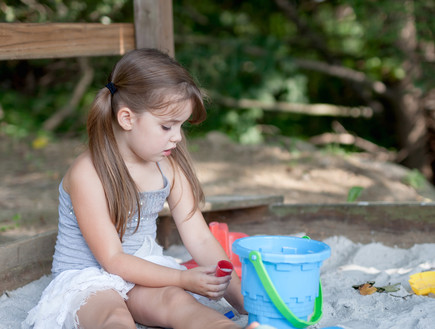 ילדה משחקת לבד, אילוסטרציה (צילום: Shutterstock)