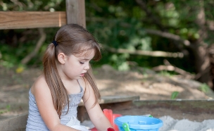 ילדה משחקת לבד, אילוסטרציה (צילום: Shutterstock)