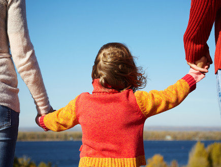 שני הורים וילד, אילוסטרציה (צילום: Shutterstock)