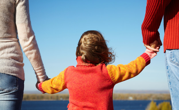 שני הורים וילד, אילוסטרציה (צילום: Shutterstock)