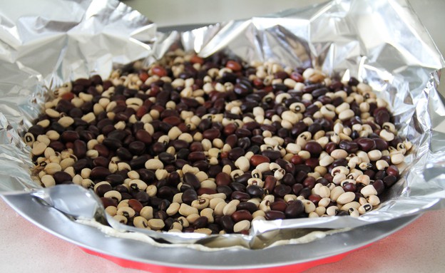 קיש אביבי - קטניות לאפייה עיוורת קיש אביבי - קטניות לאפייה עיוורת