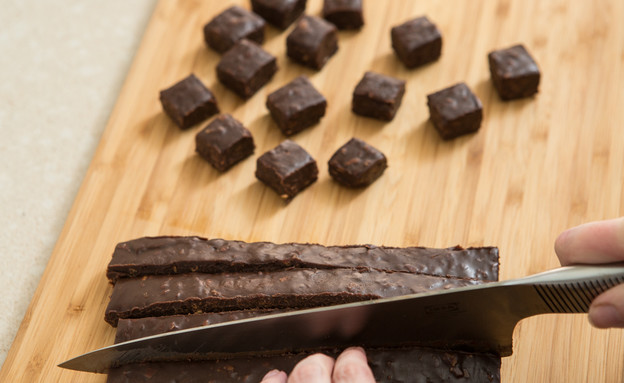 טראפלס נוגט קראנץ' - חותכים את הטראפלס