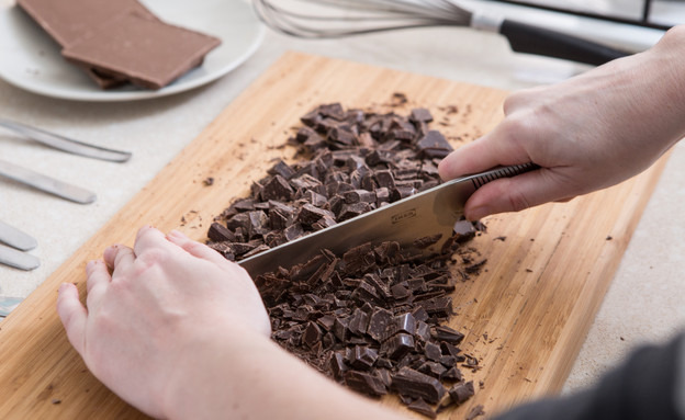 טראפלס נוגט קראנץ' - קוצצים את השוקולד (צילום: דרור עינב, mako אוכל)