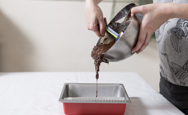 טראפלס נוגט קראנץ' - מעבירים את התערובת לתבנית