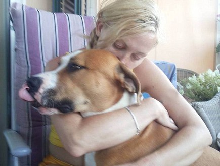 סבטלנה בטוקובה והכלב (צילום: צילום מסך daily mail)