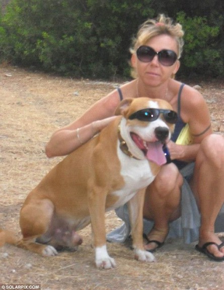 סבטלנה בטוקובה והכלב (צילום: צילום מסך daily mail)
