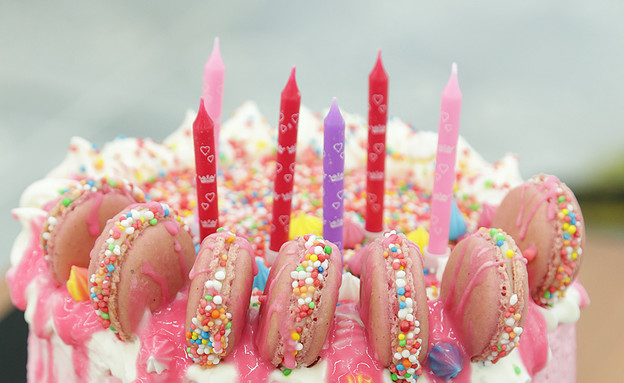 עוגת יום הולדת עם מקרונים (צילום: דניאל בר און, בייק אוף ישראל)