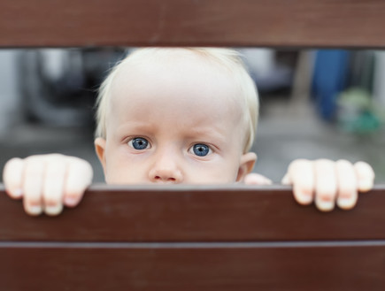ילד מציץ (צילום: Shutterstock)