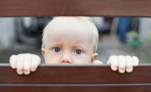 ילד מציץ (צילום: Shutterstock)