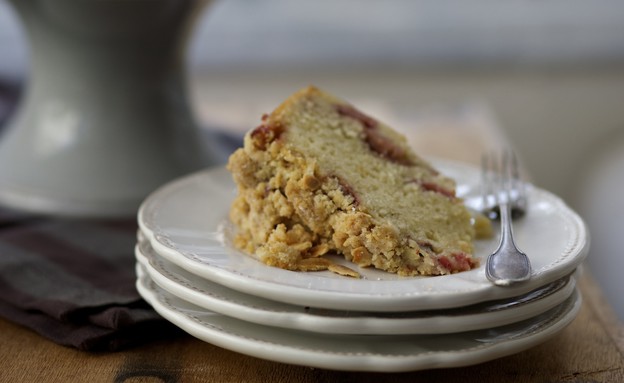 עוגת תותים בחושה עם פירורי שטרויזל שקדים - פרוסה