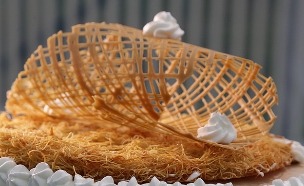 עוגת גבינה עם דבש ופרלין (צילום: דניאל בראון, בייק אוף ישראל)