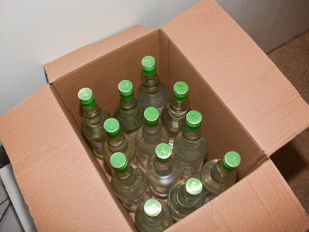 בקבוקי הערק המזויפים שנתפסו (צילום: חטיבת דוברות המשטרה)
