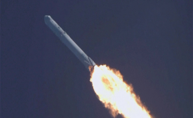 צפו: השיגור המוצלח לחלל - והנחיתה בים (צילום: רויטרס)