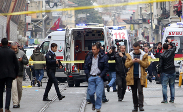 "החשודים שוחררו", זירת הפיגוע באיסטנבול (צילום: רויטרס)